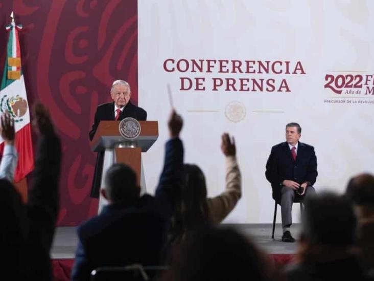 AMLO vuelve a exhibir a Loret de Mola;  le pide transparentar recursos