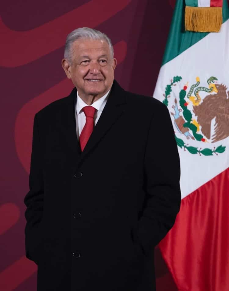 AMLO vuelve a exhibir a Loret de Mola;  le pide transparentar recursos