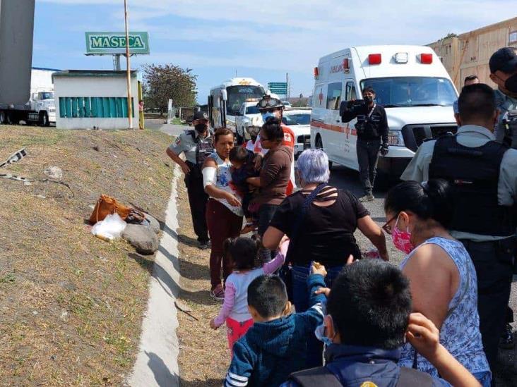 Mujer cae de camión y se lastima sobre carretera federal 140 Veracruz Xalapa