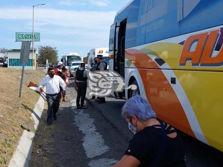 Mujer cae de camión y se lastima sobre carretera federal 140 Veracruz Xalapa