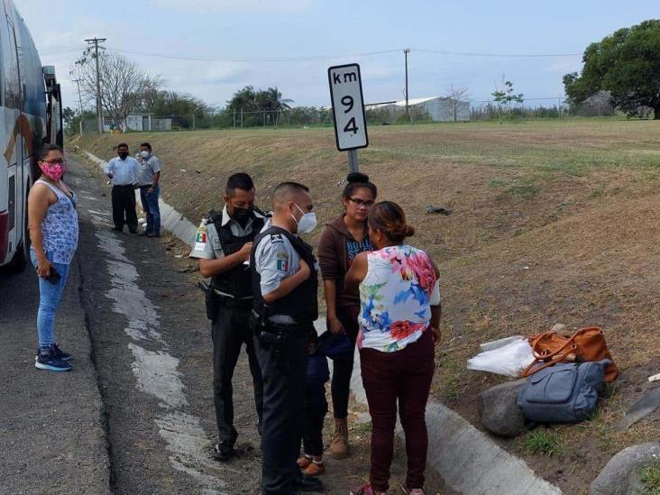 Mujer cae de camión y se lastima sobre carretera federal 140 Veracruz Xalapa