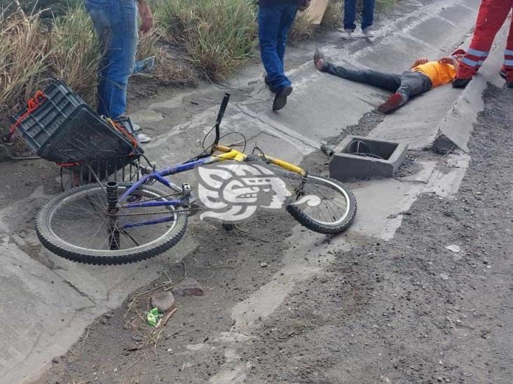 Joven resulta lesionado tras ser impactado por camioneta