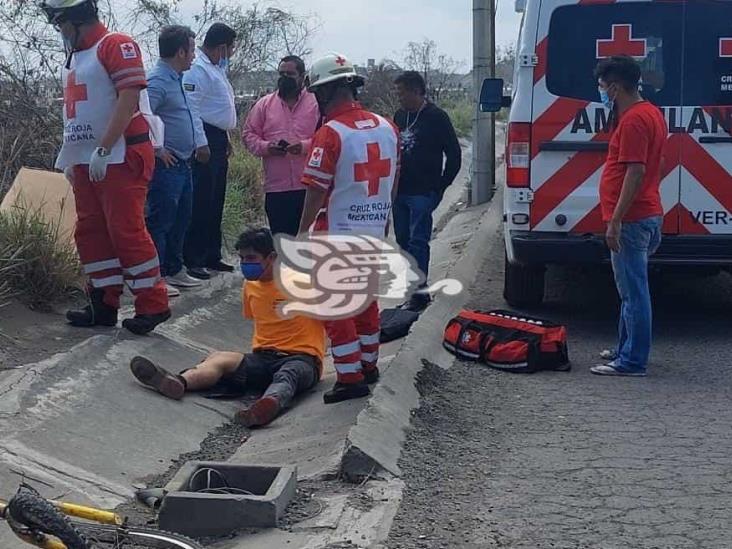 Joven resulta lesionado tras ser impactado por camioneta