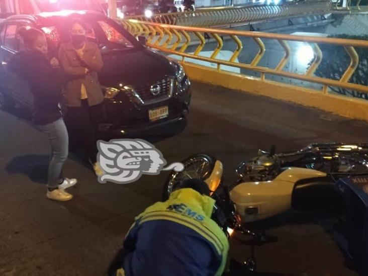 Repartidor de pizzas, herido tras colisionar contra automóvil en Xalapa