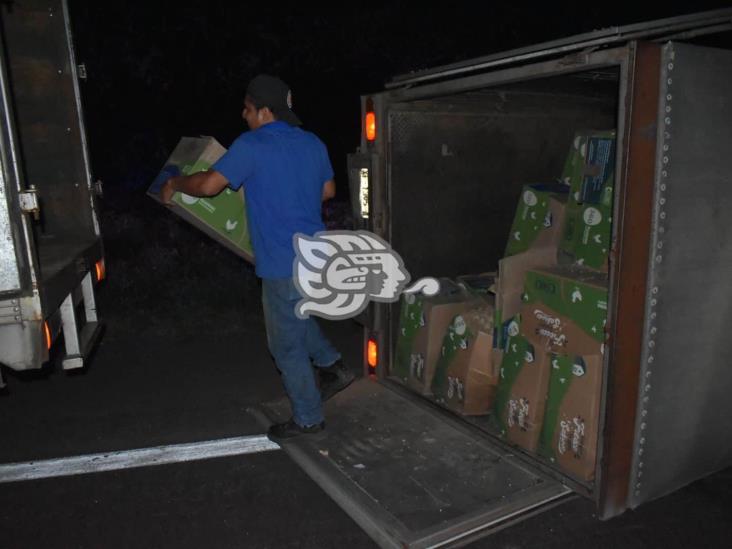 Vuelca camioneta de distribuidora de huevos en  Acayucan