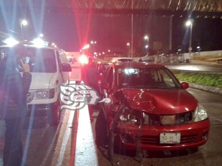 Choque entre tres autos en avenida Lázaro Cárdenas deja 3 lesionados, en Xalapa