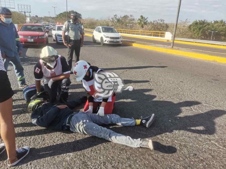 Joven pareja derrapa y resulta lesionada en Veracruz