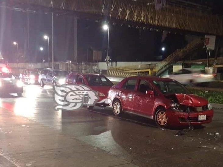 Choque entre tres autos en avenida Lázaro Cárdenas deja 3 lesionados, en Xalapa