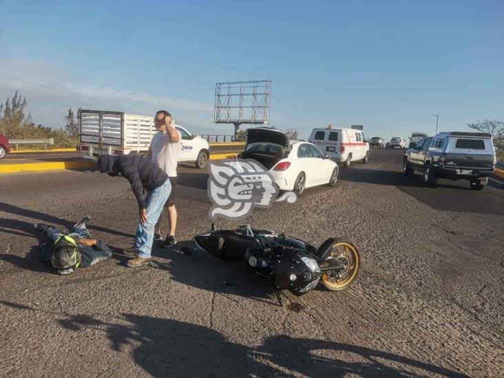 Joven pareja derrapa y resulta lesionada en Veracruz