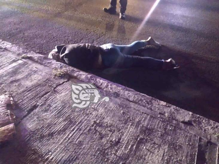 Entre la vida y la muerte, hallan a joven mujer sobre boulevard Córdoba-Peñuela