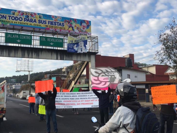 Colonos bloquean la Xalapa-Banderilla en demanda de obras y seguridad