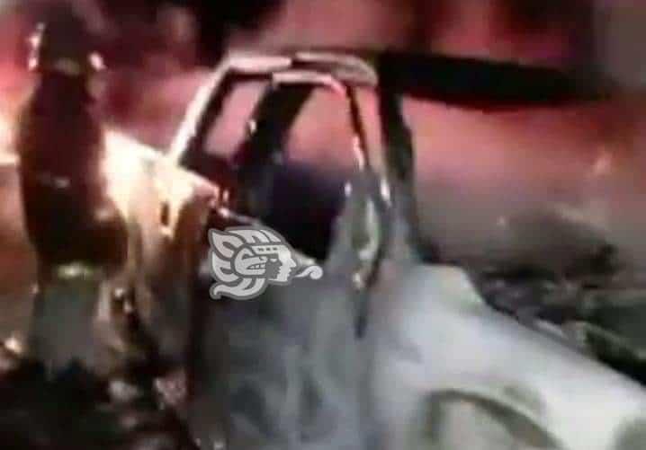 Dos personas mueren calcinadas tras incendio de camioneta en la Córdoba-Veracruz