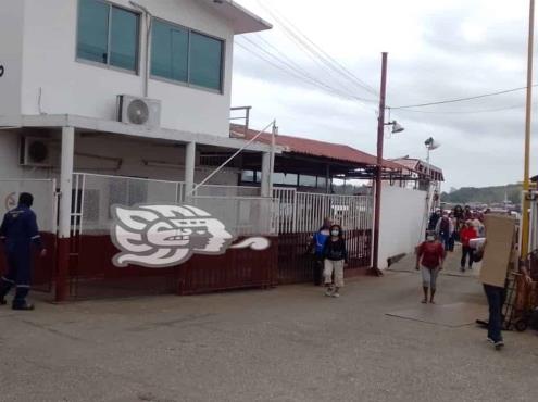 Paran servicio de transbordador en Coatzacoalcos; deben 3 quincenas a  empleados