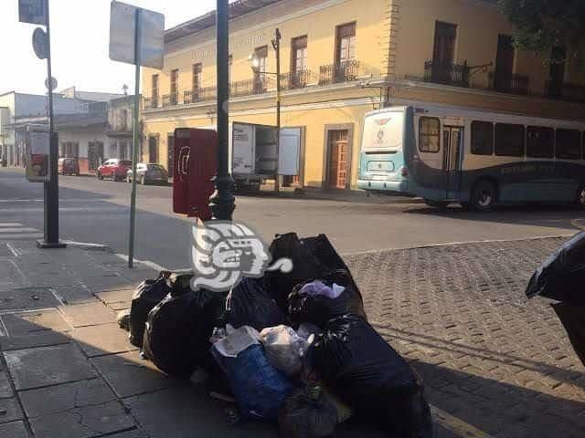 Coatepec, sin servicio de recolección de basura; las calles están llenas de desechos