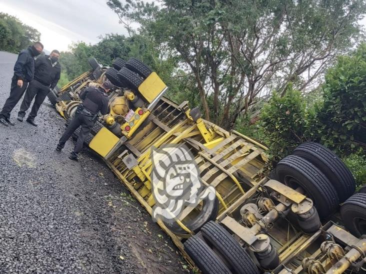 Se voltea camión con naranjas sobre la Panamericana