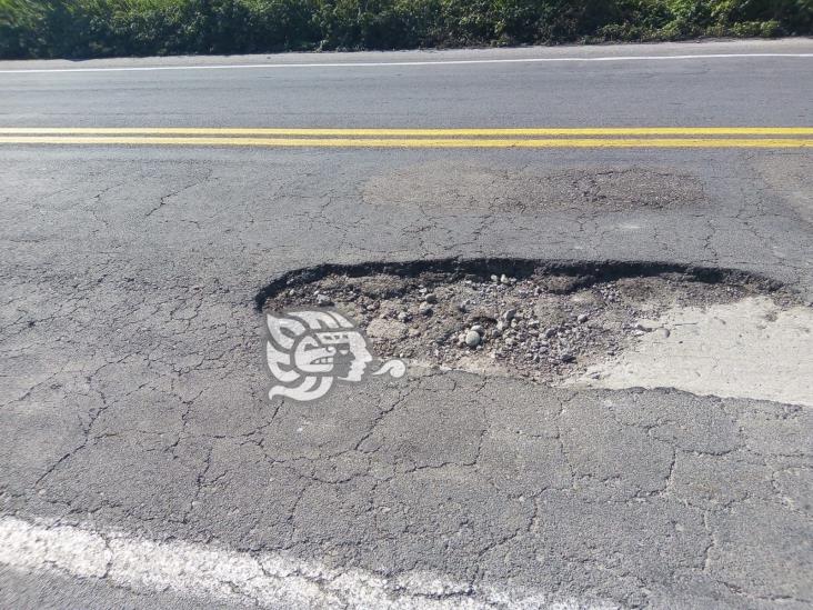 Carreteras llenas de hoyos mermarán llegada de turistas a cumbre Tajín: empresarios