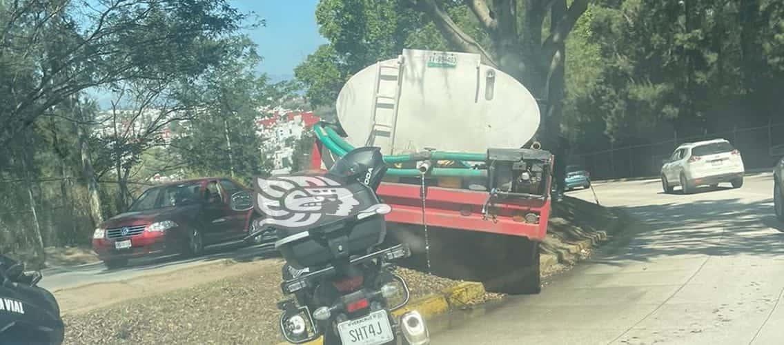 Pipa distribuidora de agua chocó contra un árbol en avenida Porfirio Díaz de Xalapa