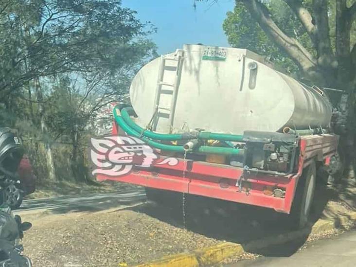 Pipa distribuidora de agua chocó contra un árbol en avenida Porfirio Díaz de Xalapa