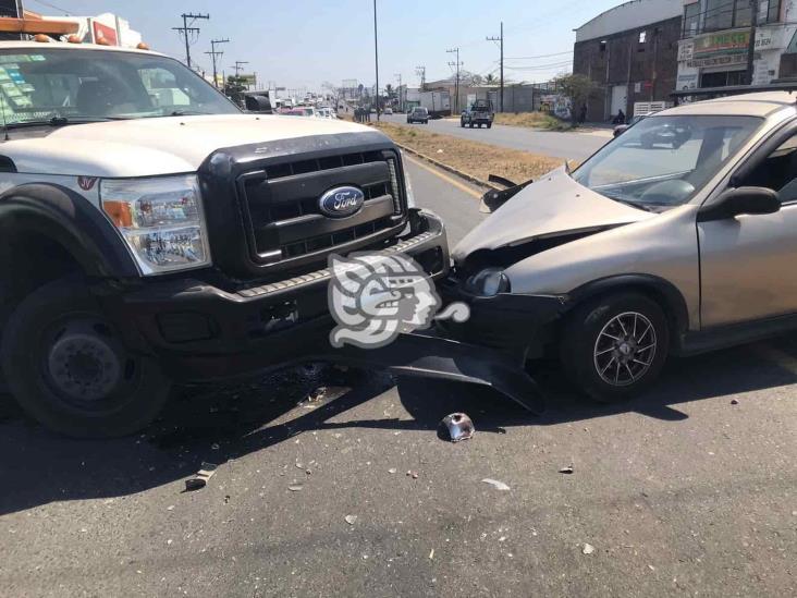 Choque entre dos vehículos deja severos daños en calle de Veracruz