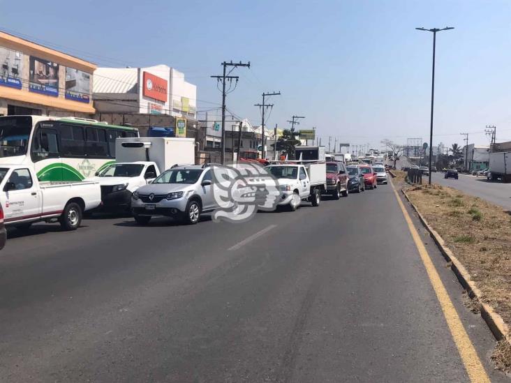 Choque entre dos vehículos deja severos daños en calle de Veracruz