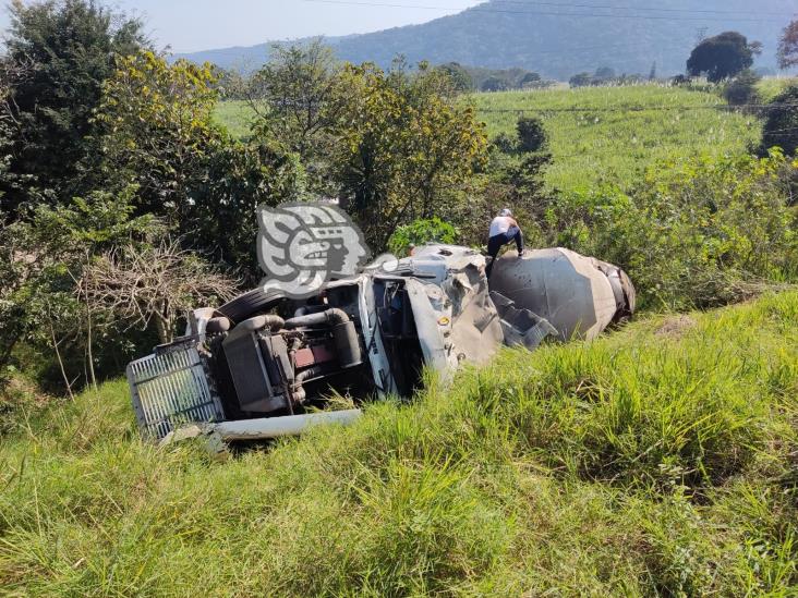 Vuelca pipa con melaza cerca de Amatlán