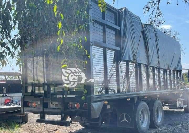 Aseguran a 100 migrantes que viajaban dentro de un camión de carga en Cuitláhuac