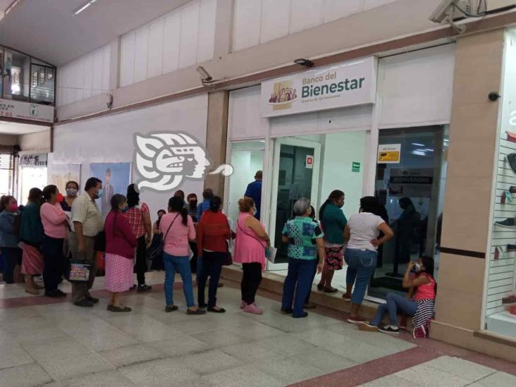 Larga fila para cobrar apoyos federales en banco del bienestar en Xalapa