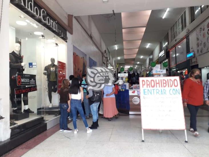 Larga fila para cobrar apoyos federales en banco del bienestar en Xalapa