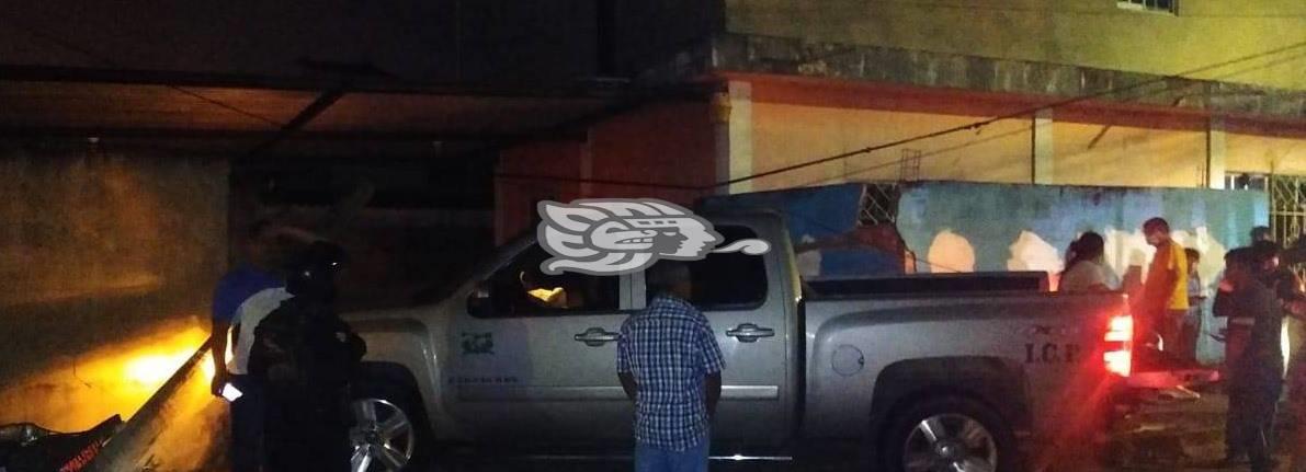 Se incrusta camioneta en barda de vivienda en Minatitlán