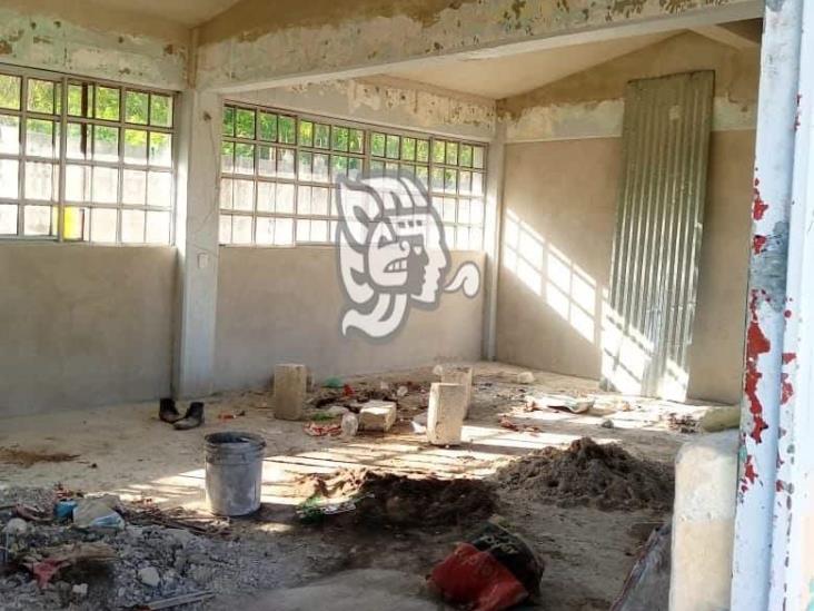 En Zozocolco, acusan a tesorera de ‘desaparecer’ recursos para escuela
