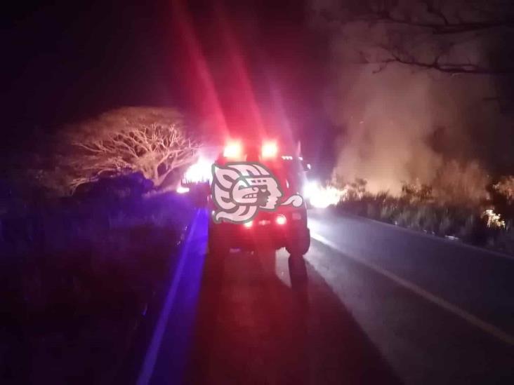 Camioneta arde en llamas en El Viejón