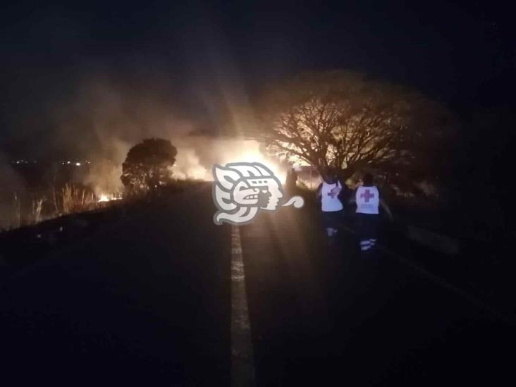 Camioneta arde en llamas en El Viejón