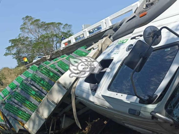 Tractacamión termina volcado sobre carretera federal 180