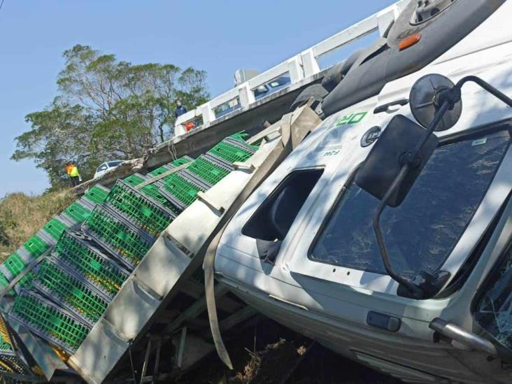 Tractacamión termina volcado sobre carretera federal 180