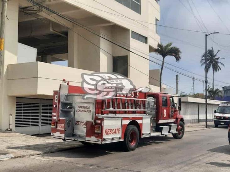 Pareja queda atrapada en elevador; brigadistas los rescatan