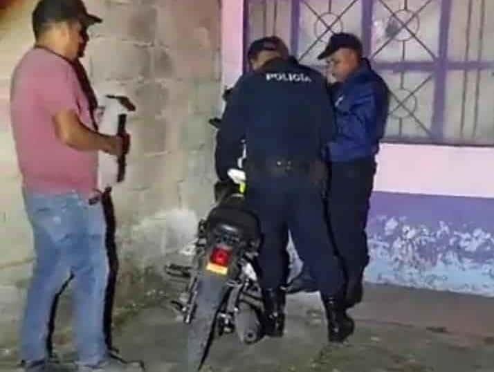 Le robaron su moto y luego se la encontró afuera de una casa; la recuperó