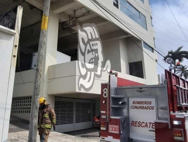 Pareja queda atrapada en elevador; brigadistas los rescatan