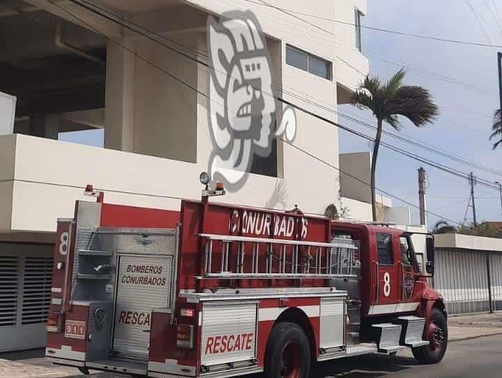 Pareja queda atrapada en elevador; brigadistas los rescatan