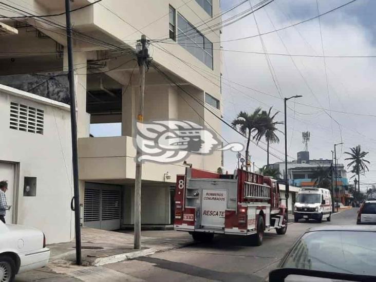 Pareja queda atrapada en elevador; brigadistas los rescatan