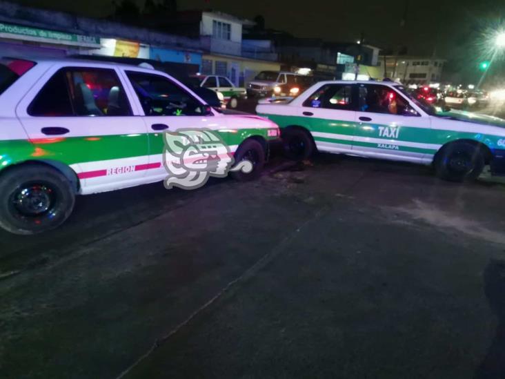 Chocan dos taxis en la avenida 28 de Agosto