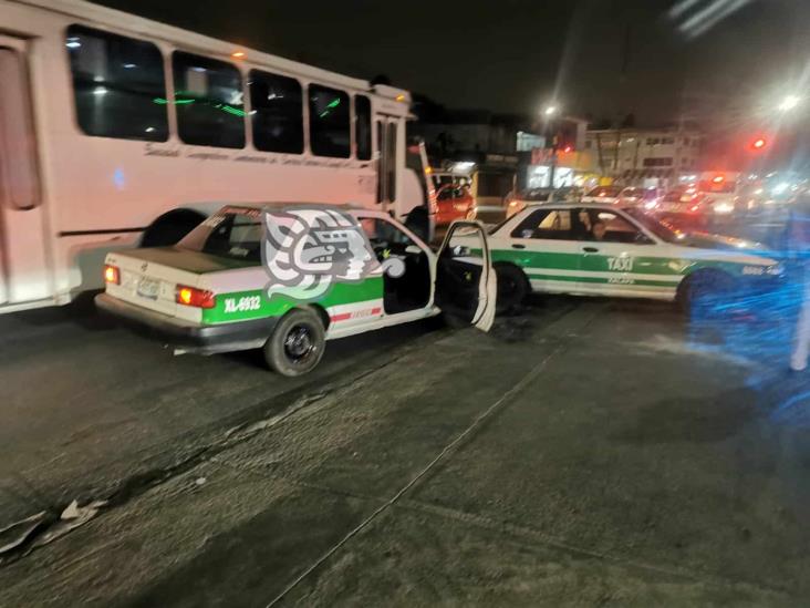 Chocan dos taxis en la avenida 28 de Agosto