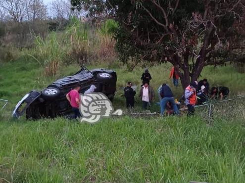 Un muerto y cinco heridos dejó volcadura de camioneta en la Xalapa-Tamarindo
