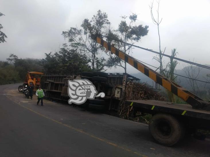 Cierre parcial de carretera Orizaba-Córdoba por volcadura de tráiler