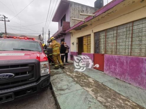Bomberos sofocan incendio en la colonia Aguacatal, de Xalapa