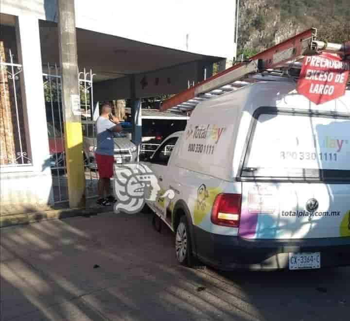 Conductor de camioneta chocó contra domicilio en Río Blanco