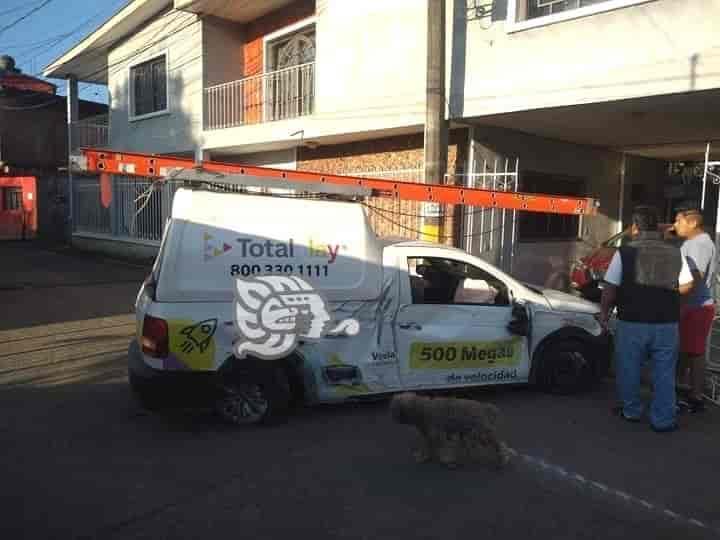 Conductor de camioneta chocó contra domicilio en Río Blanco