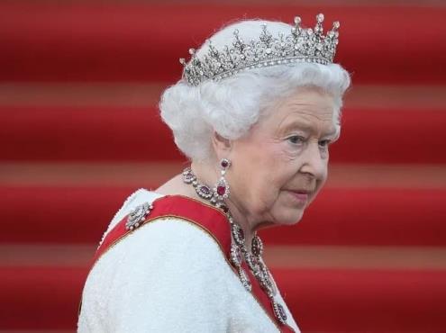 La reina Isabel II da positivo por COVID-19; presenta síntomas leves
