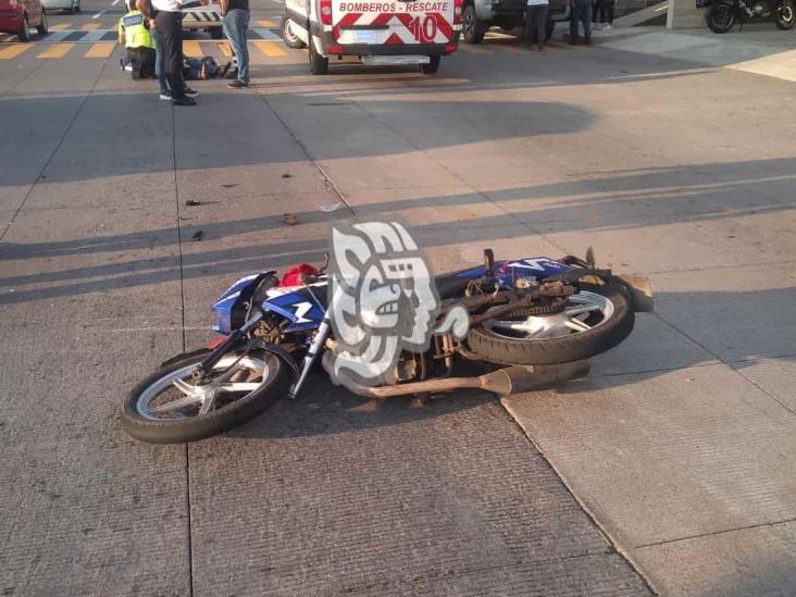 Joven motociclista resulta lesionado tras ser impactado en Boca del Río