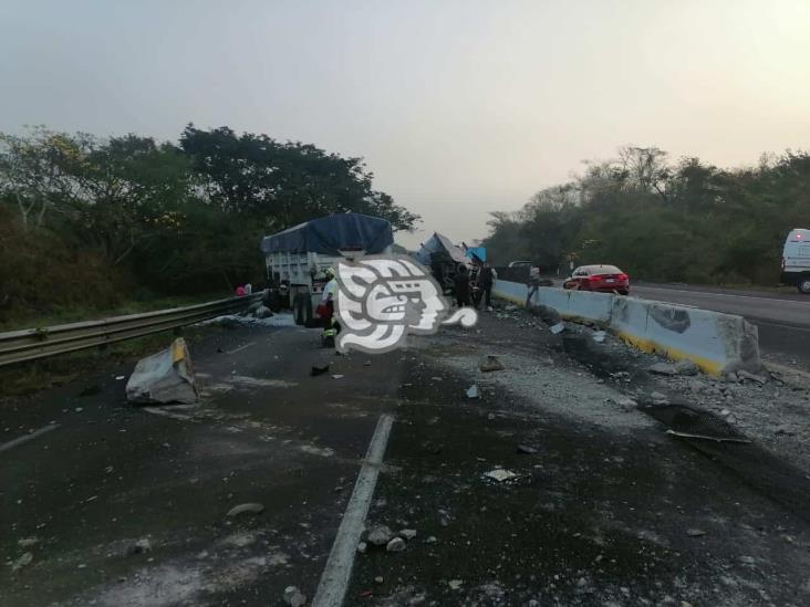 Vuelca tractocamión sobre la autopista Veracruz-Córdoba