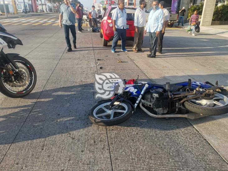 Joven motociclista resulta lesionado tras ser impactado en Boca del Río